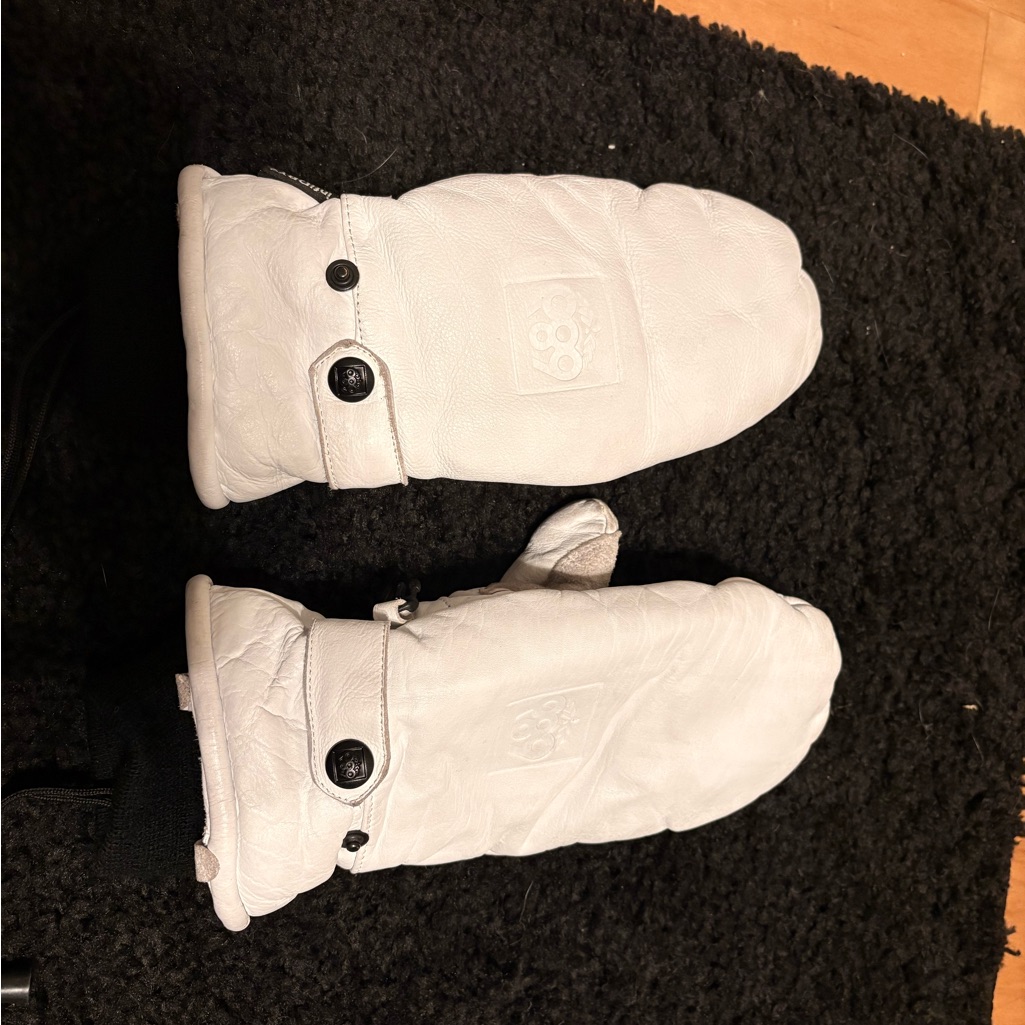 Womens White Mittens  Brand Is 686